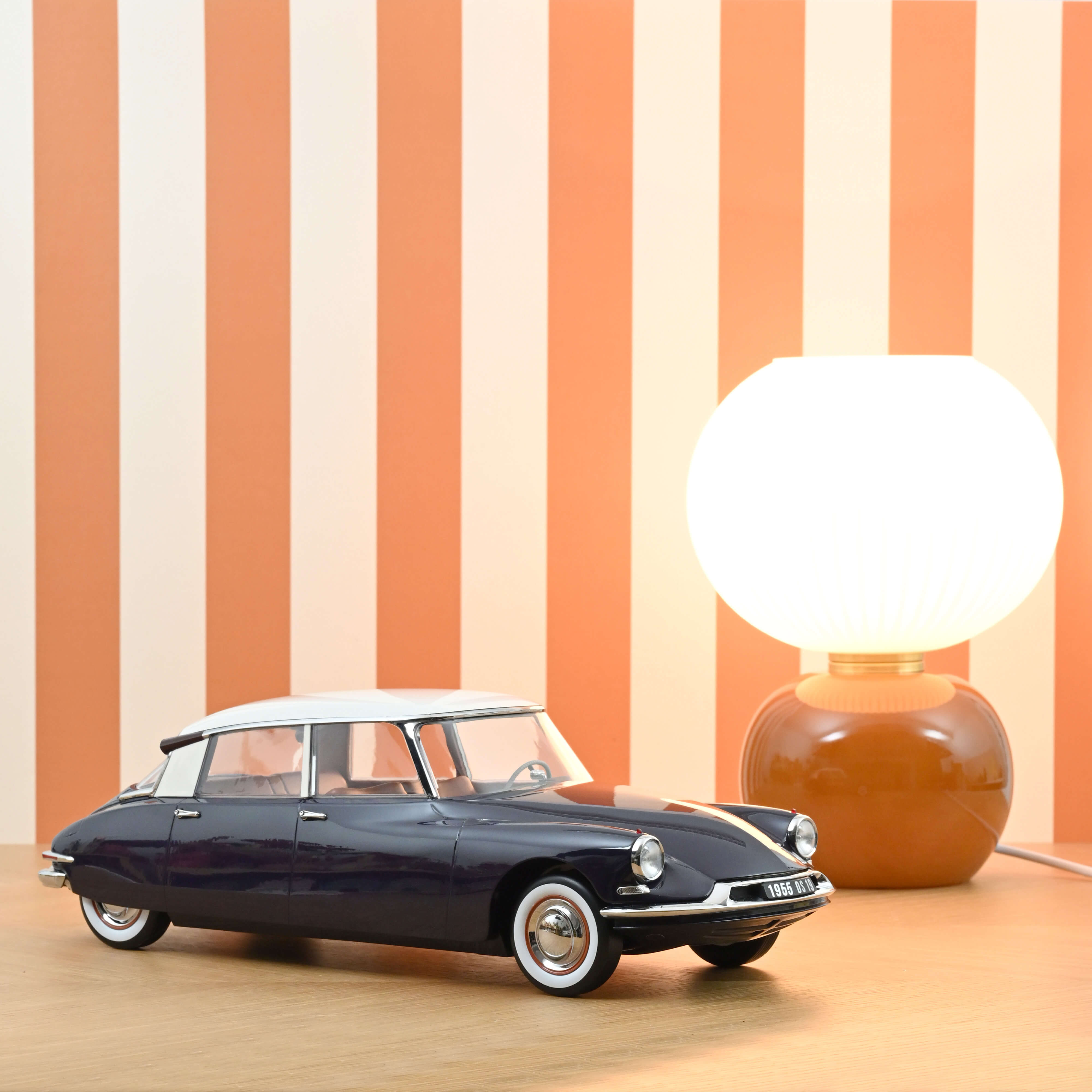 121579 Citroën DS19 Purple&Champagne (1955)