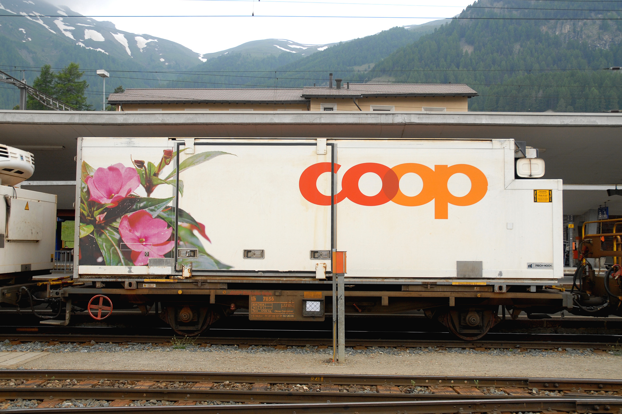 9469111 RhB Lb-v 7861 Tragwagen mit Coop-Conta