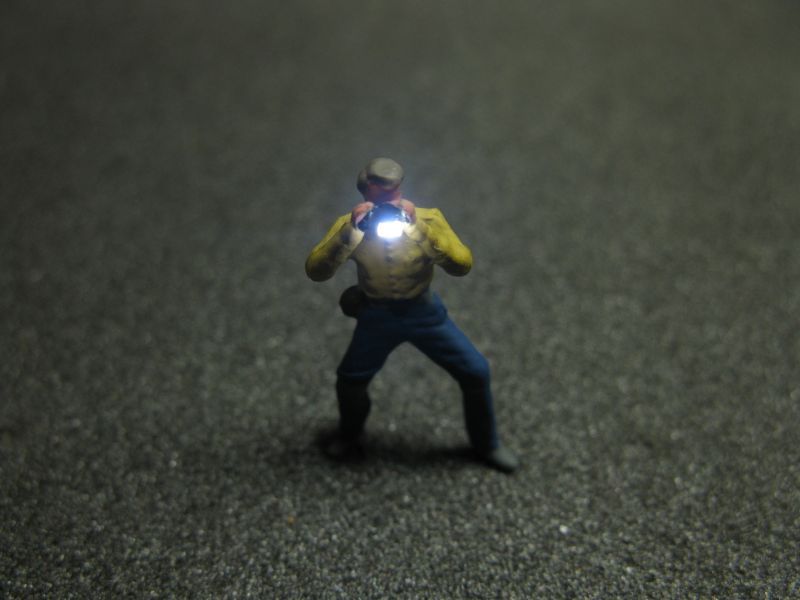 50230 Fotograf mit LED Blitz Beleuchtung H0 -