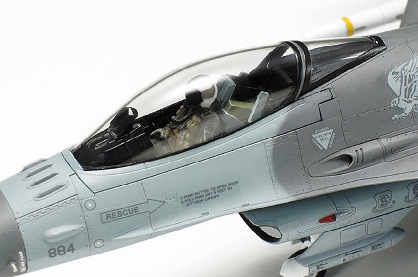 Tamiya 60788 F-16CJ Fighting Falcon m.Zurüstteilen