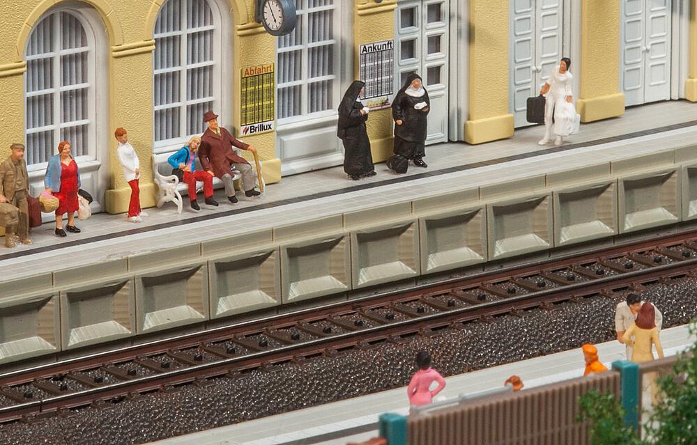 120100 Moderner Bahnsteig für C-Glei