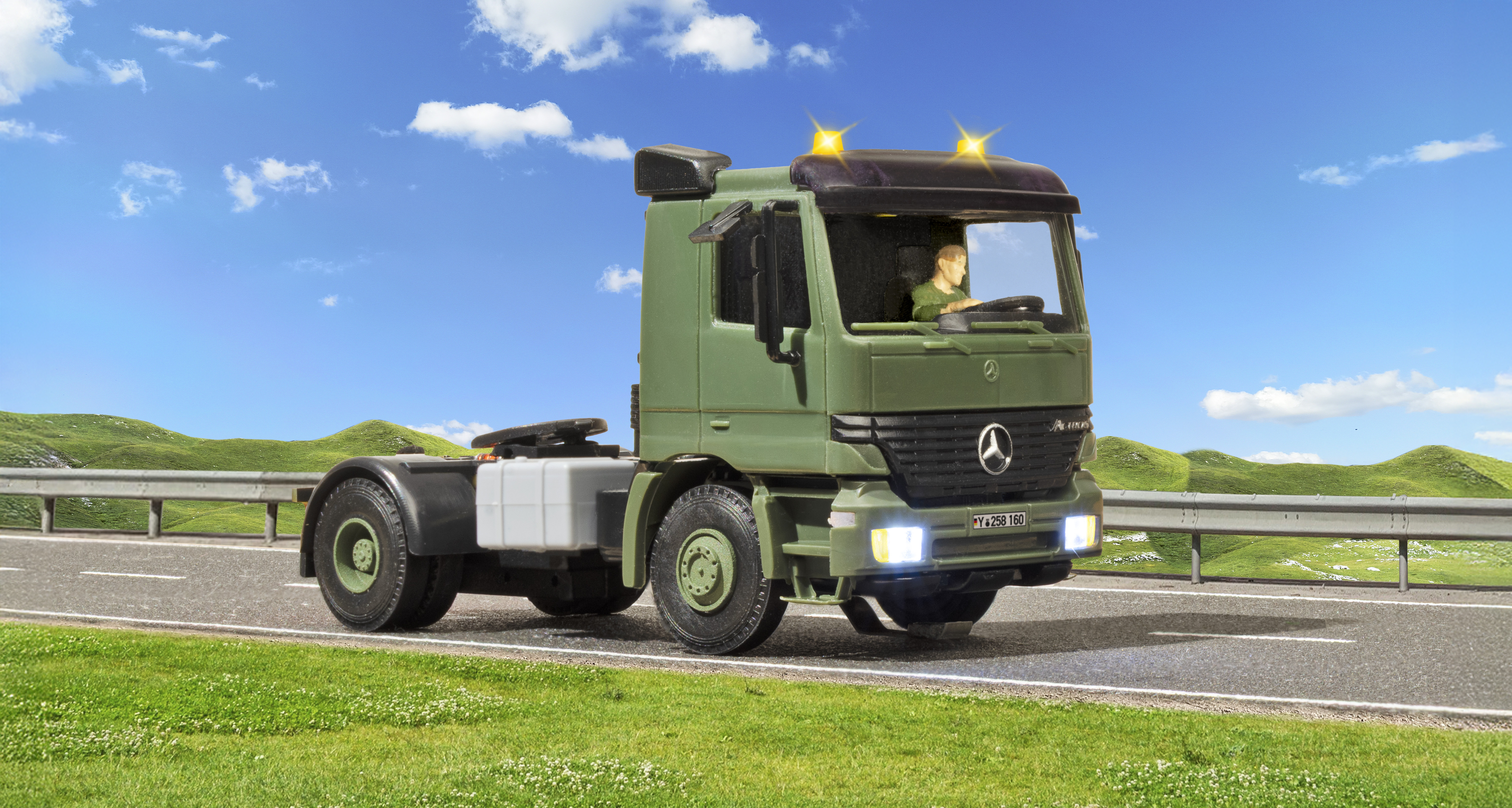 Viessmann 8160 H0 MB ACTROS 2-achs Sattelsch