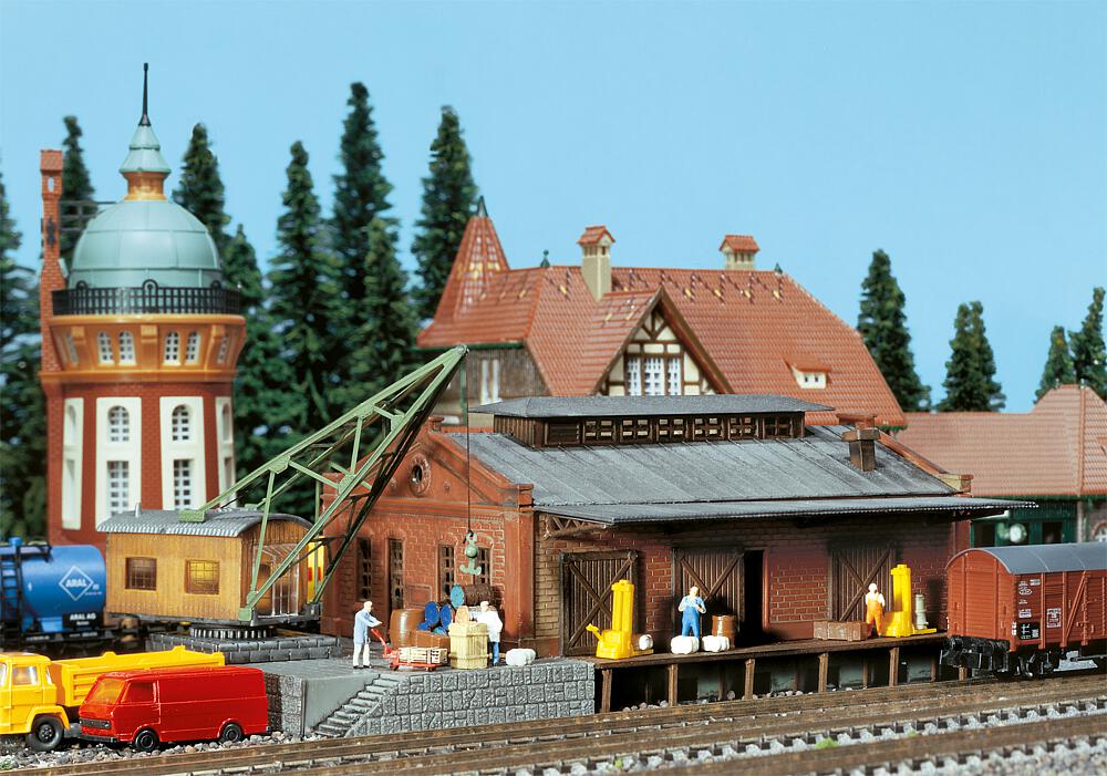 222180 Güterhalle mit Ladekran