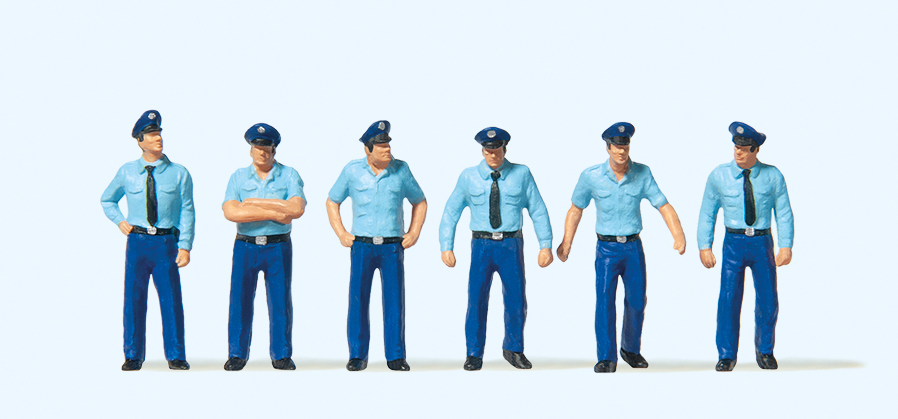 Preiser 10342 Feuerwehrmänner in Sommeruniform.