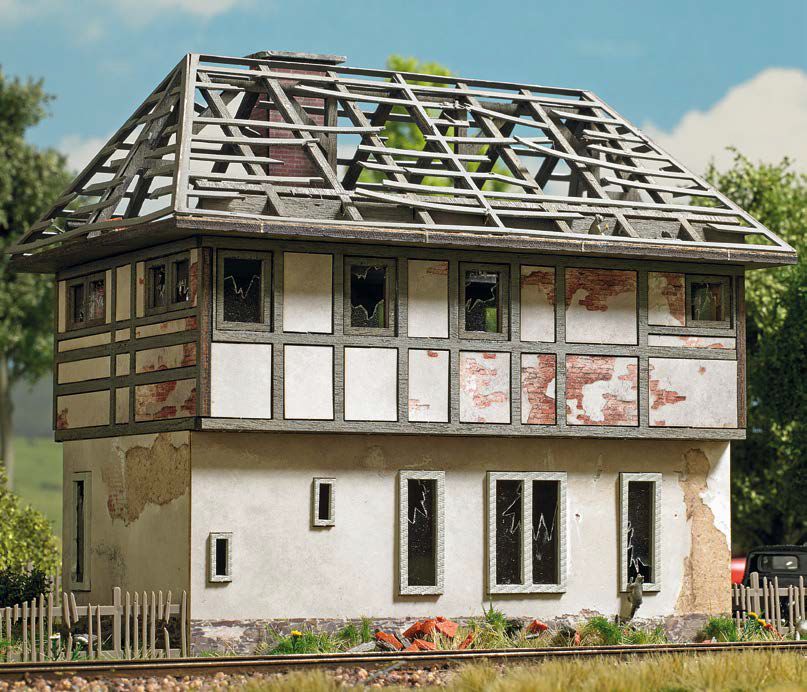 1949 Verwittertes Stellwerk (Lost Places)