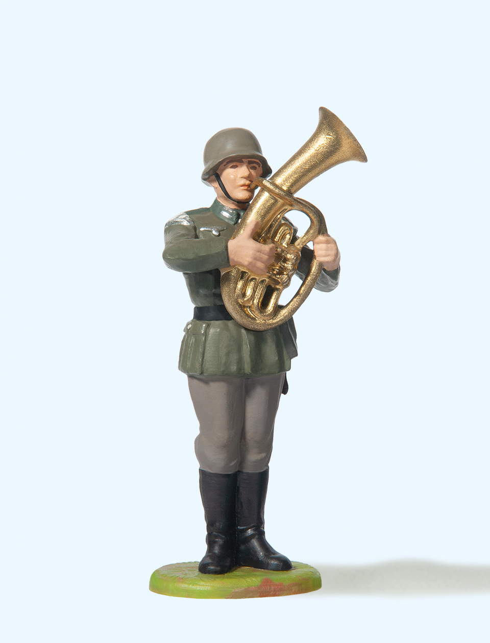 56043 Musiker stehend, mit Tenorhorn