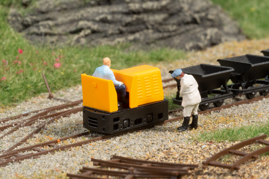 43703 Feldbahnlokattrappe