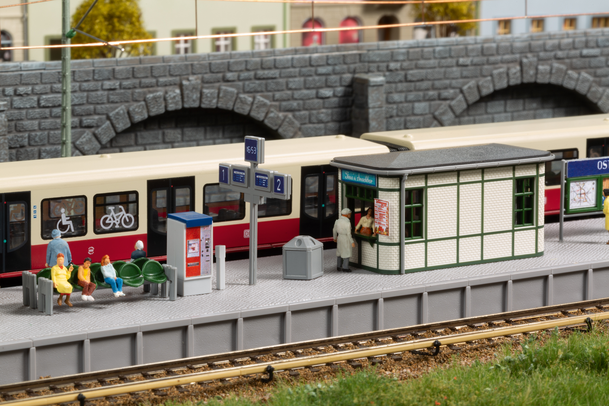 13356 S-Bahn Bahnsteigausstattung