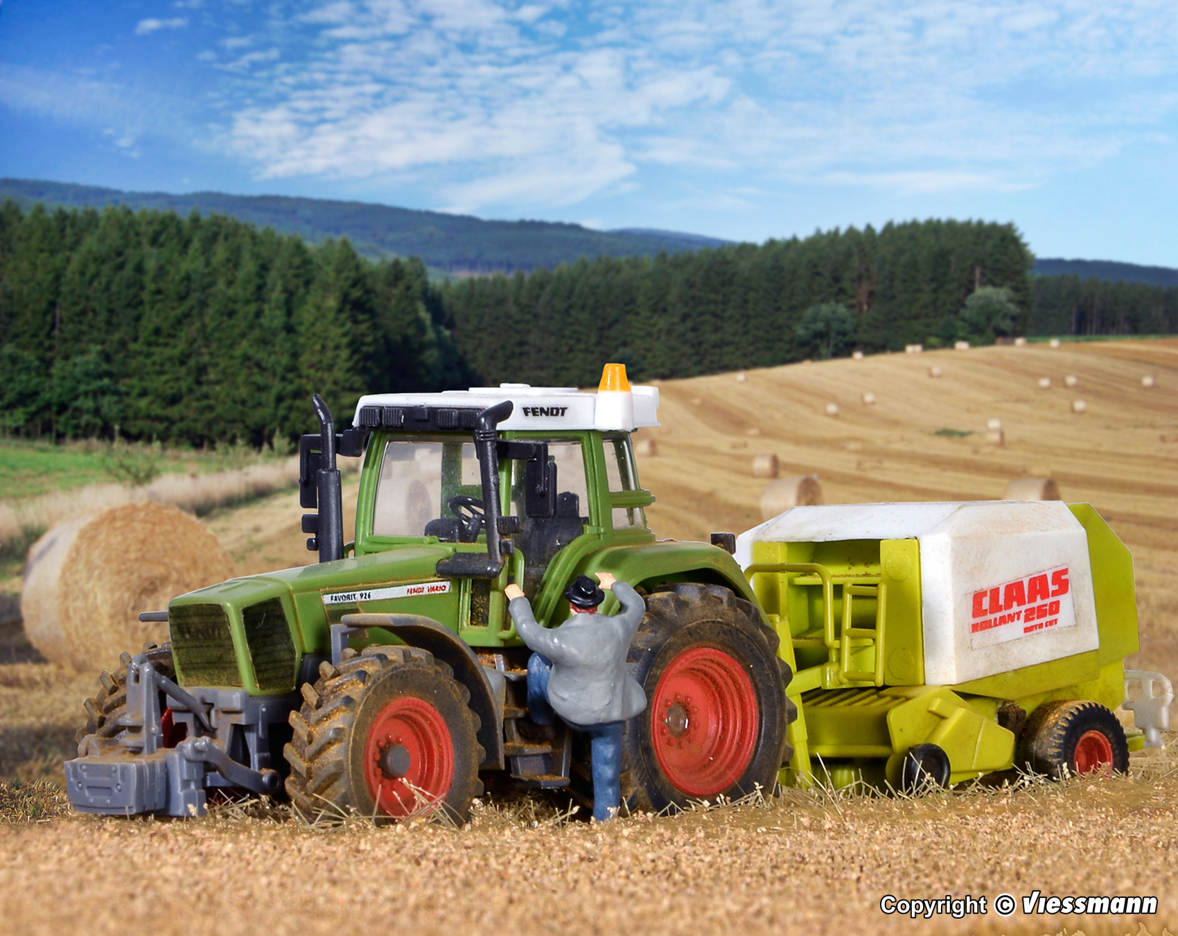 12233 Fendt Traktor mit Anbaugeräten