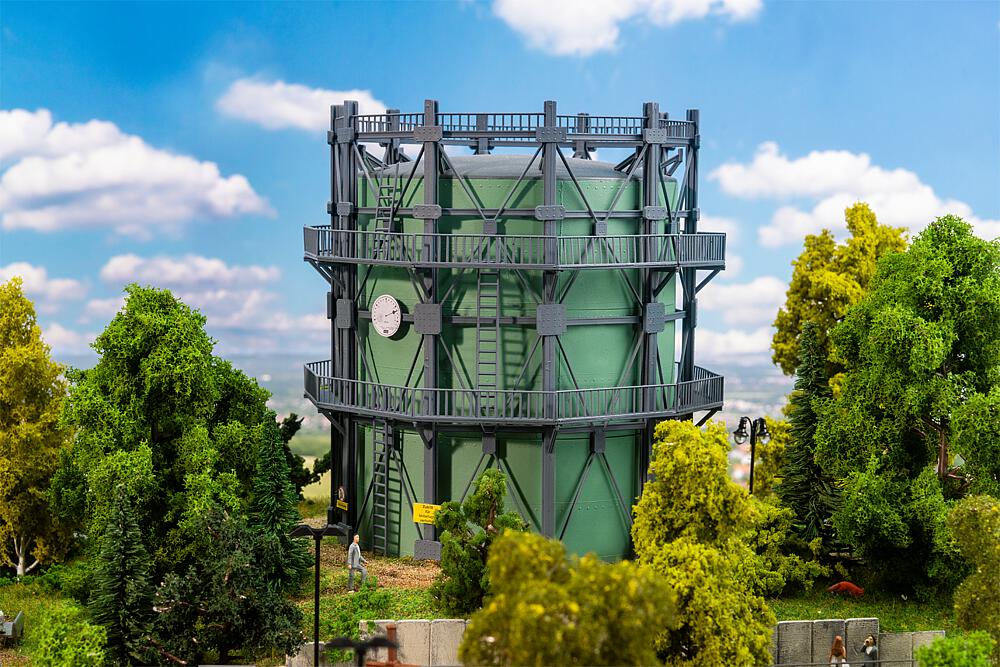 130157 Gasometer mit Rohrleitungen