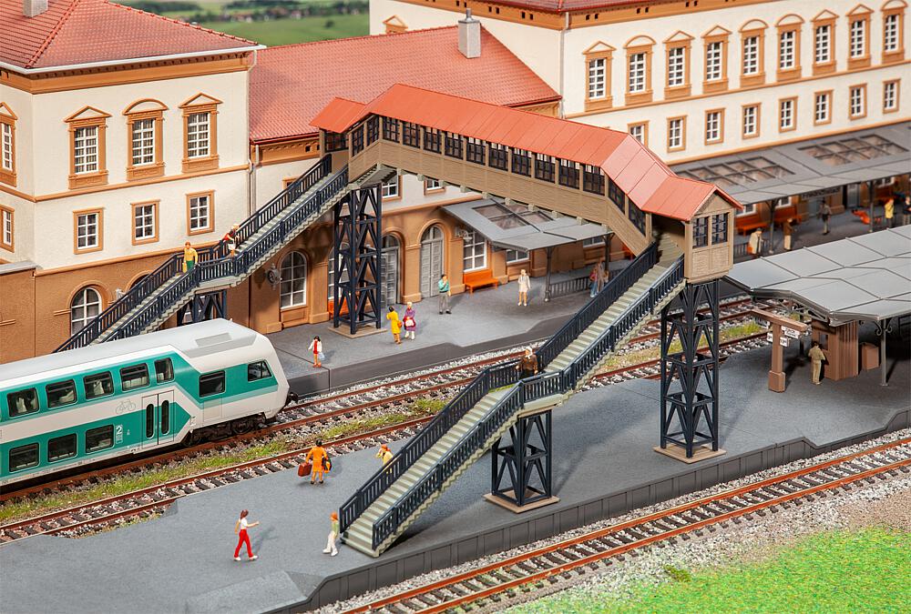 120109 Fußgängerbrücke mit Überdachung