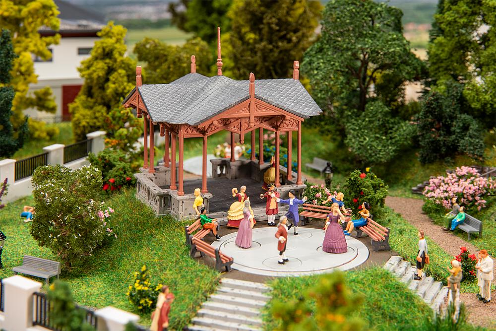 130655 Musikpavillon mit tanzenden Figuren