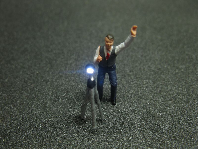 50228 Fotograf mit LED Blitz Beleuchtung H0 -