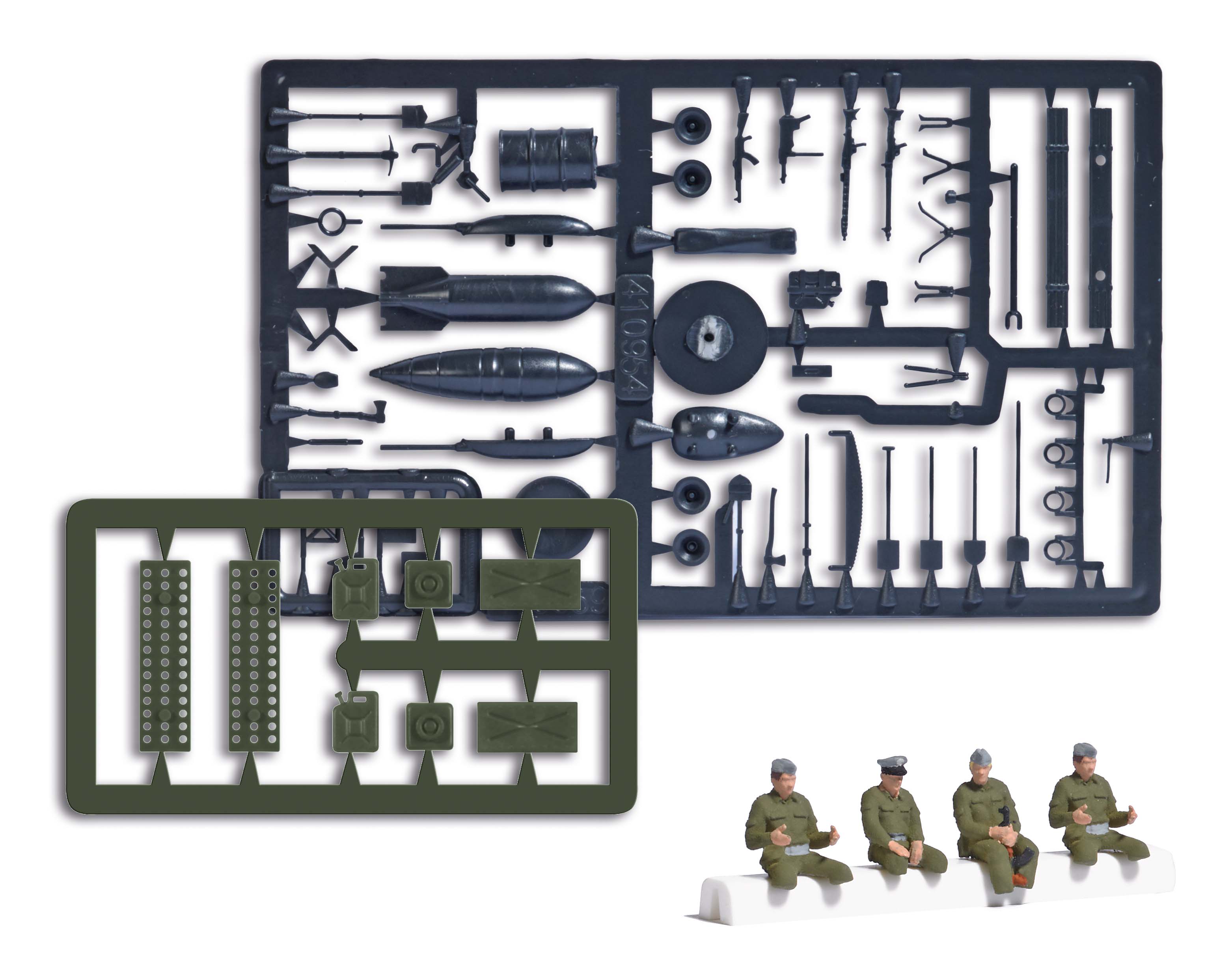 1937 4 NVA Soldaten sitzend
