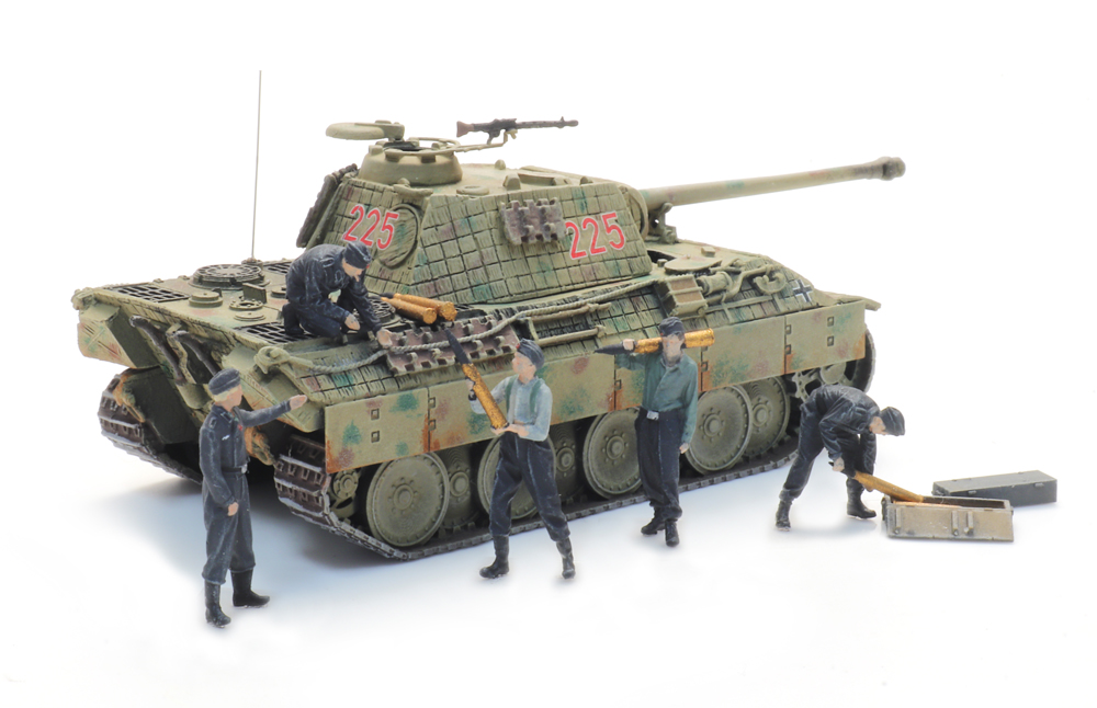 5720011 WM-Panzerbesatzung beim nachladen
