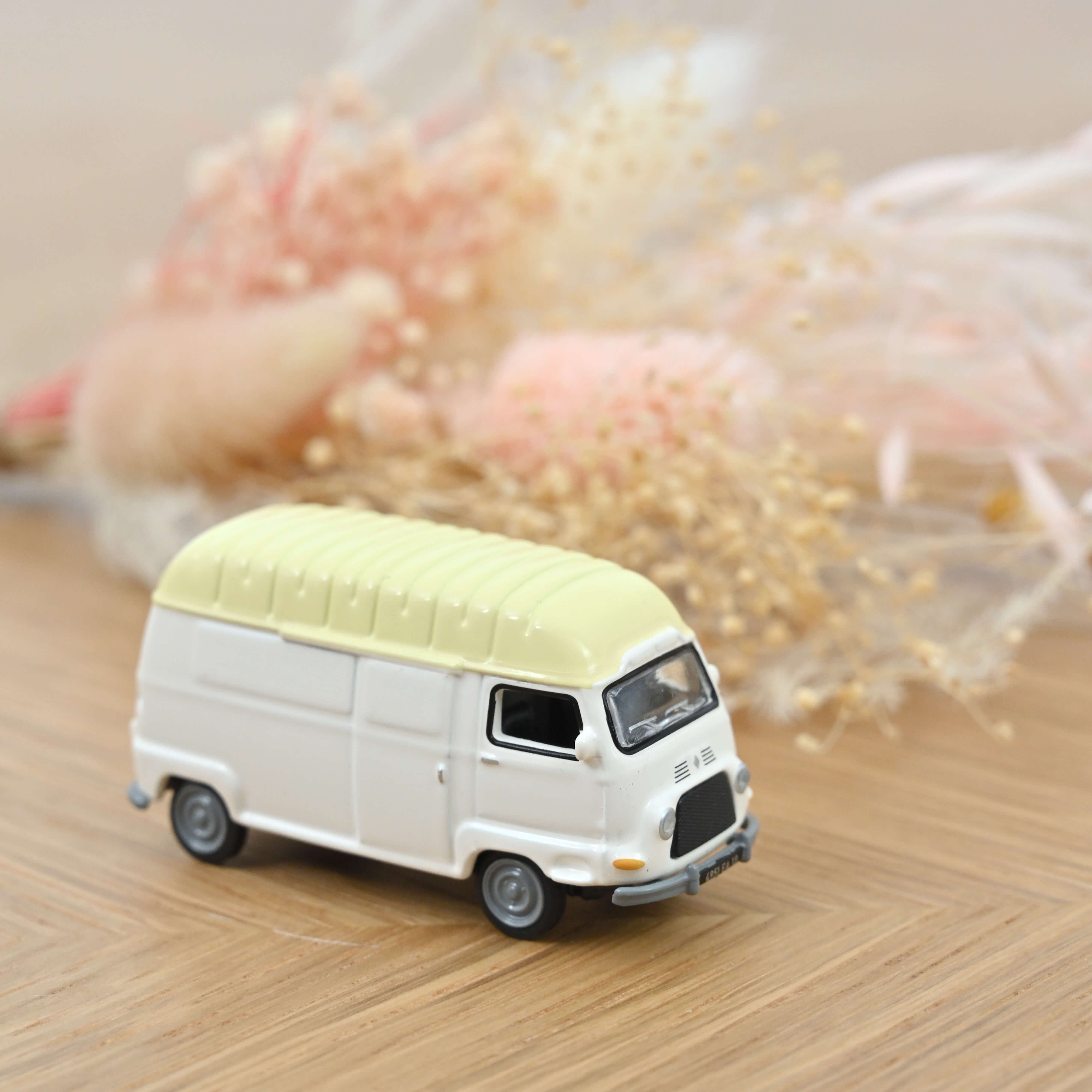 517353 Renault Estafette weiß 1970