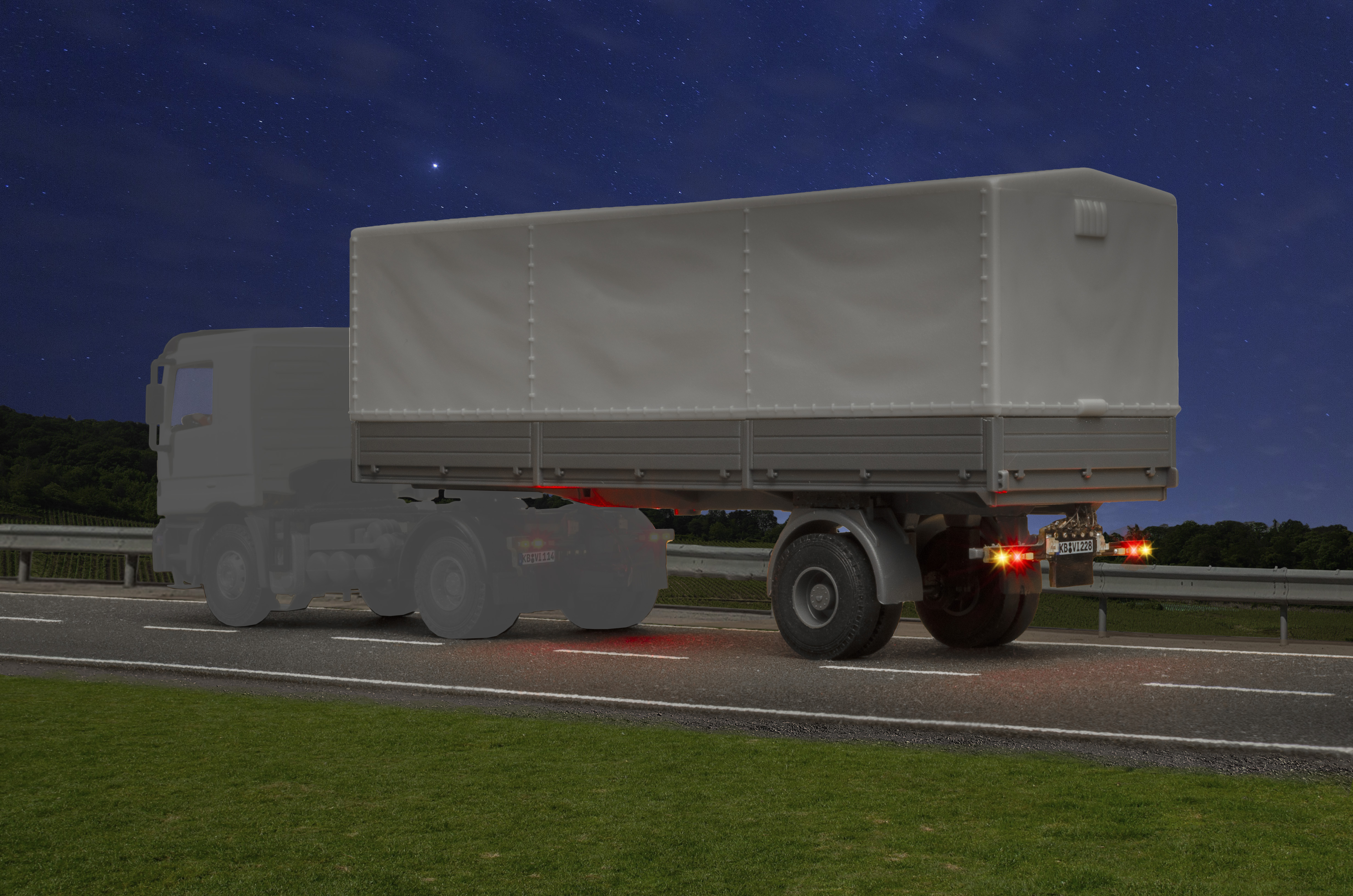 Viessmann 8228 H0 1-ac Planensattelauflieger