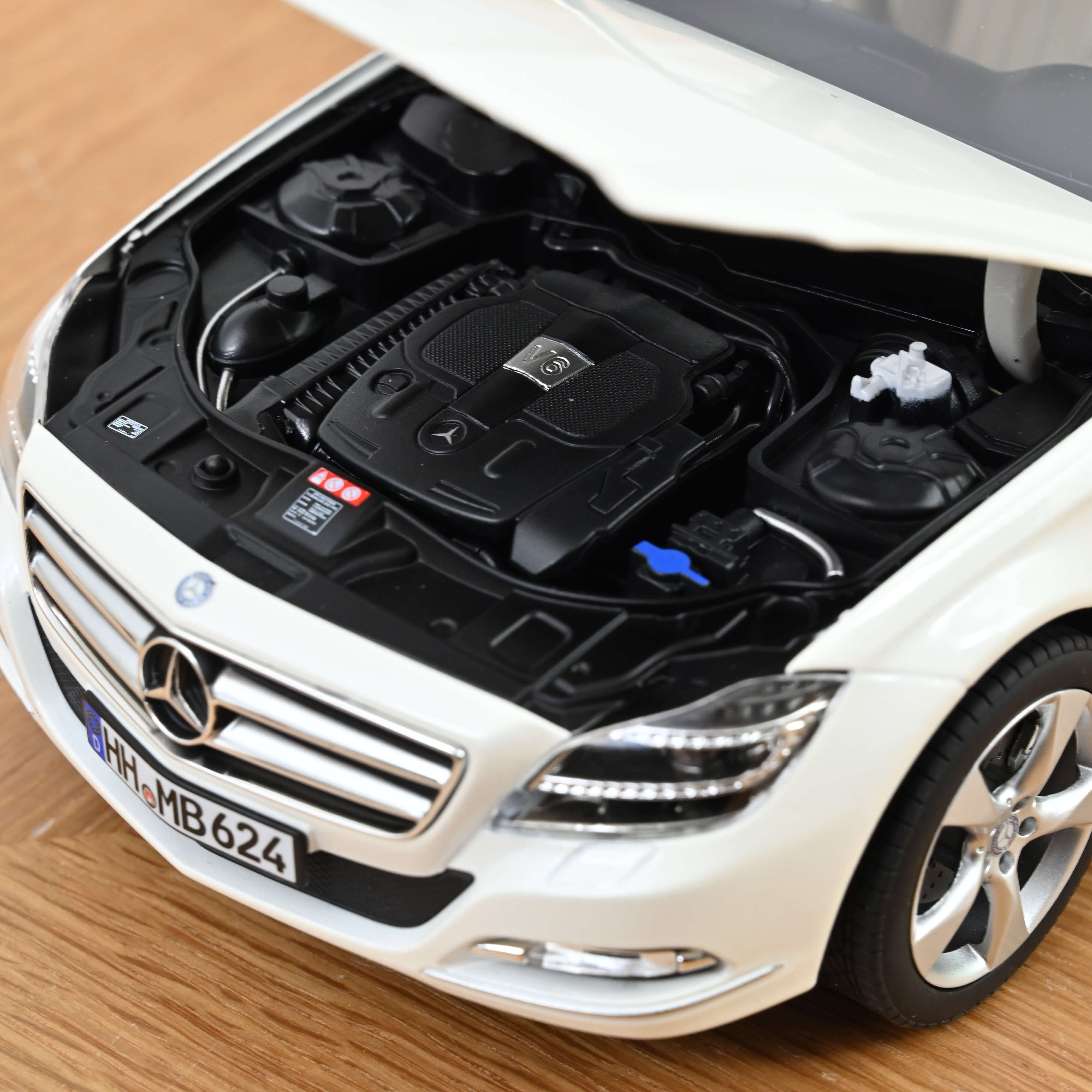 Norev 183943 MB CLS-Coupe brillant weiß-met. (2011)