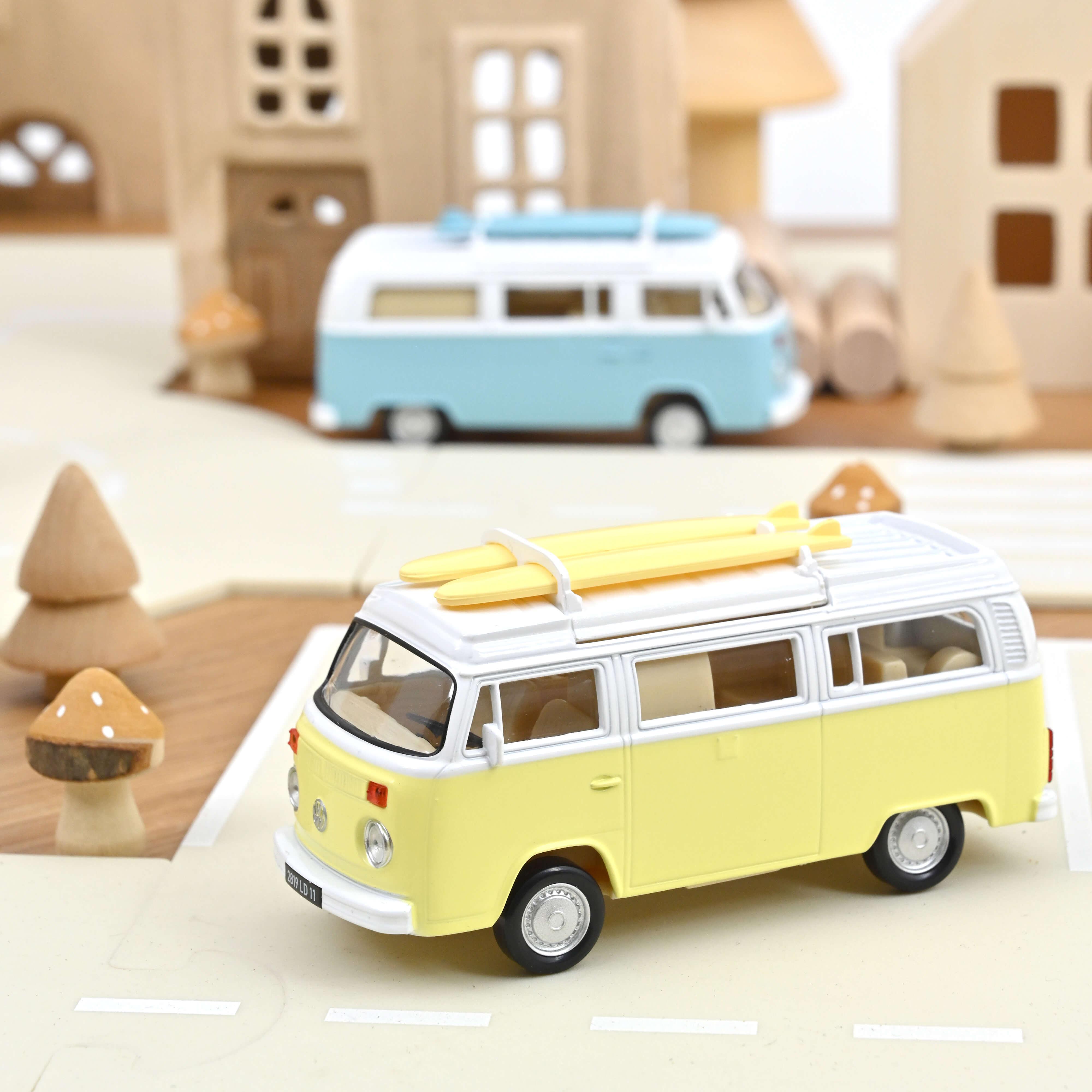 841109 JetCar: VW T2b Campingbus gelb/weiß