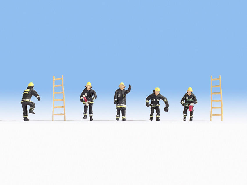 15021 Feuerwehr in schwarze Schutzanzüge