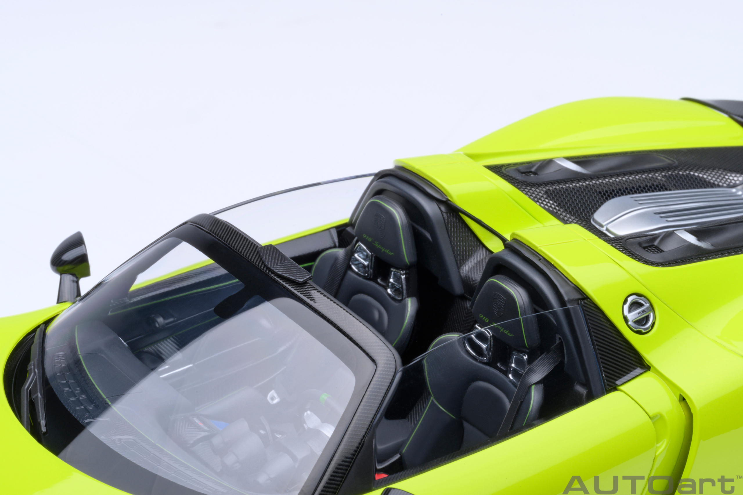 AUTOart 77921 Porsche 918 Spyder Weissach Package