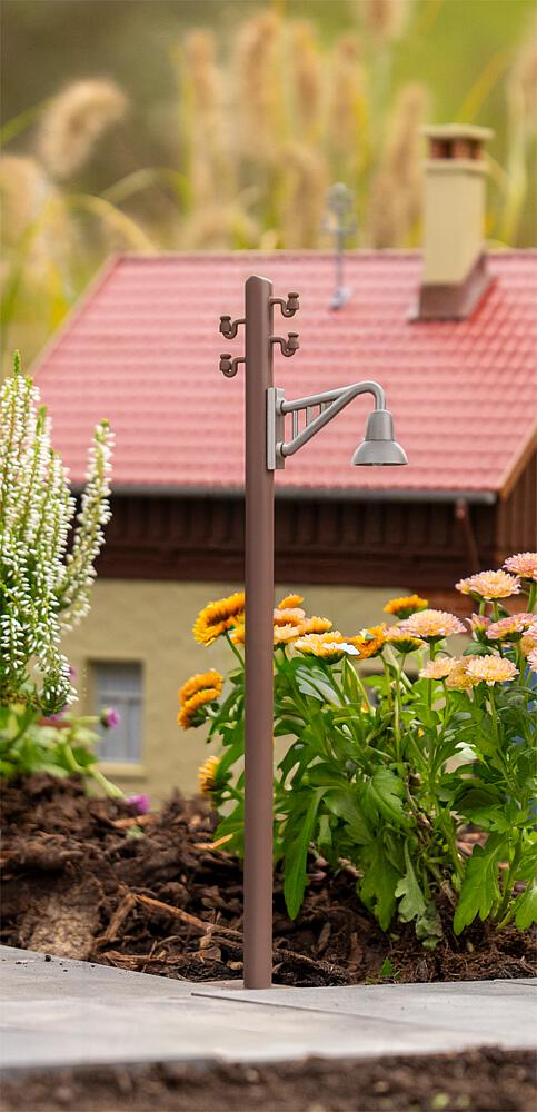 333233 Holzmast mit Auslegerleuchte,