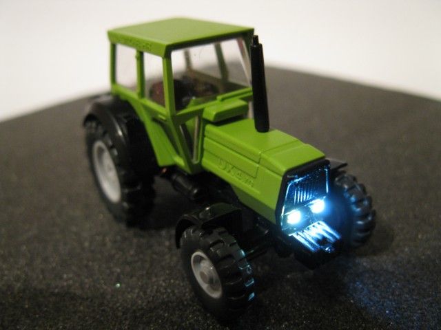 50041 Deutz Fahr Traktor Trecker mit Beleucht