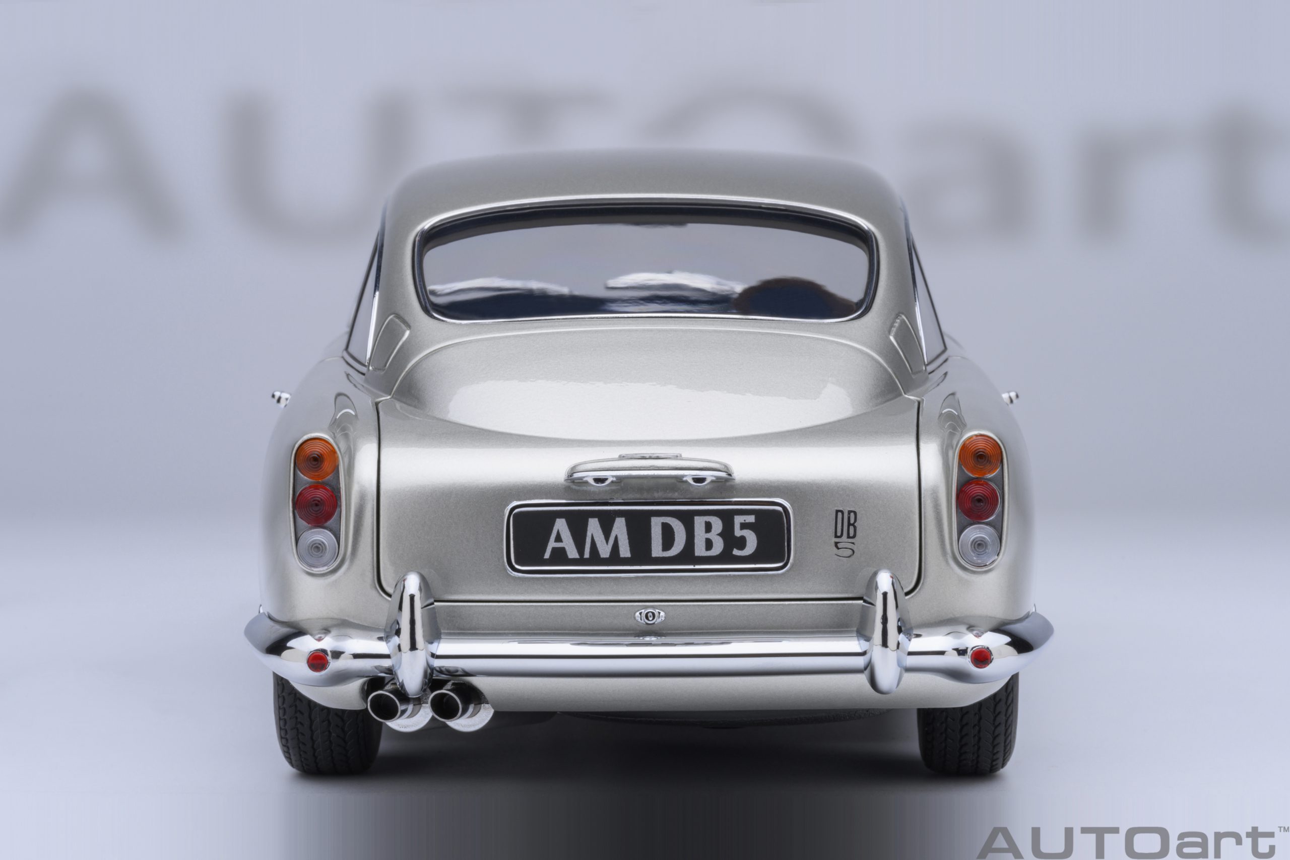 AUTOart 70287 Aston Martin DB5 silber (1964)