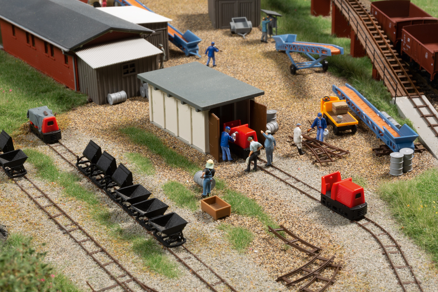 43700 Feldbahnsetattrappe mit Lokschuppen