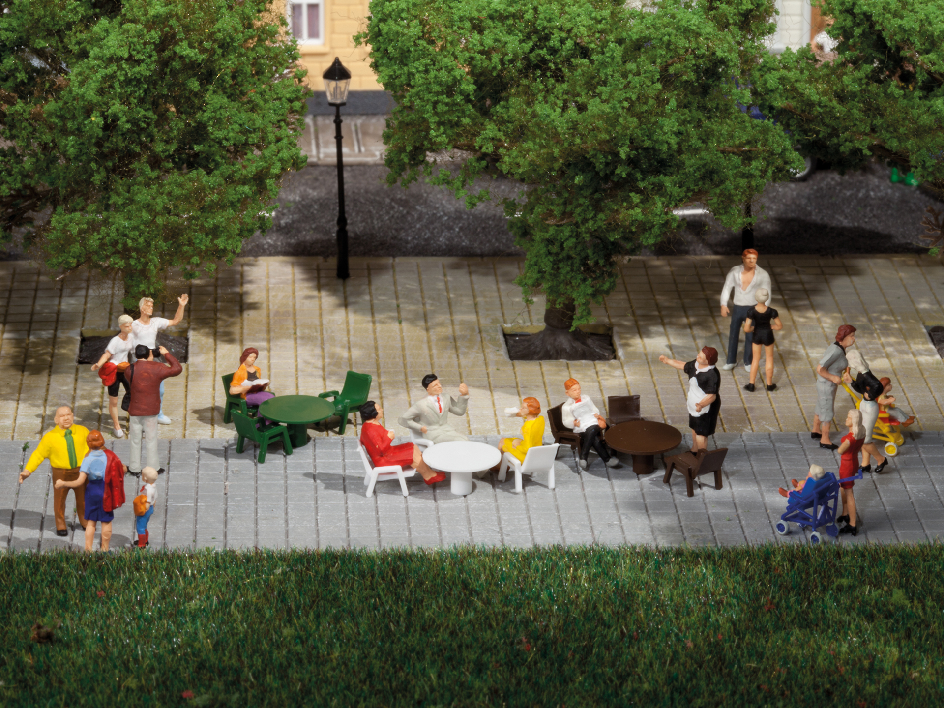 42647 Gartenstühle und Gartentische