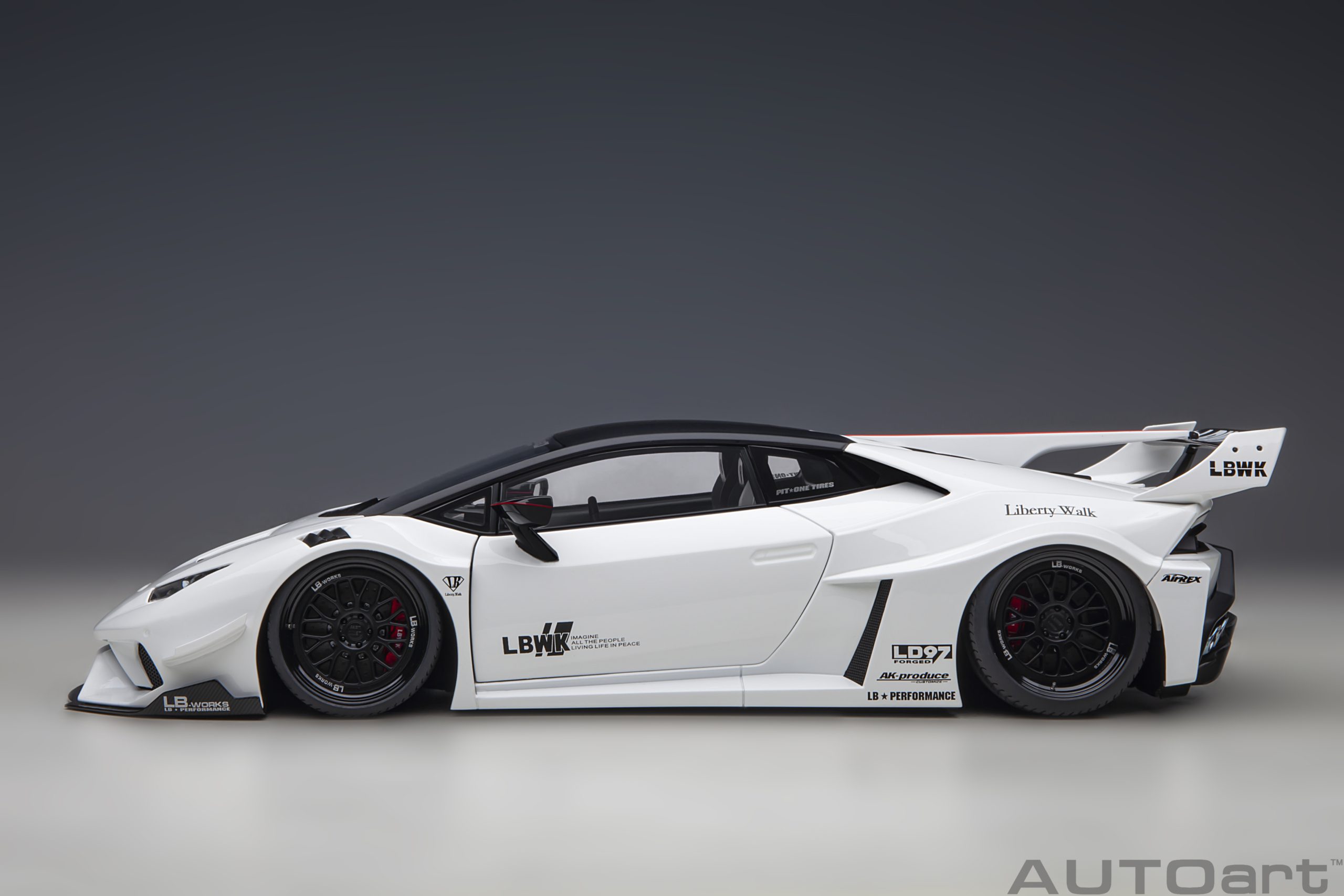 AUTOart 79125 Liberty Walk Huracan GT weiß