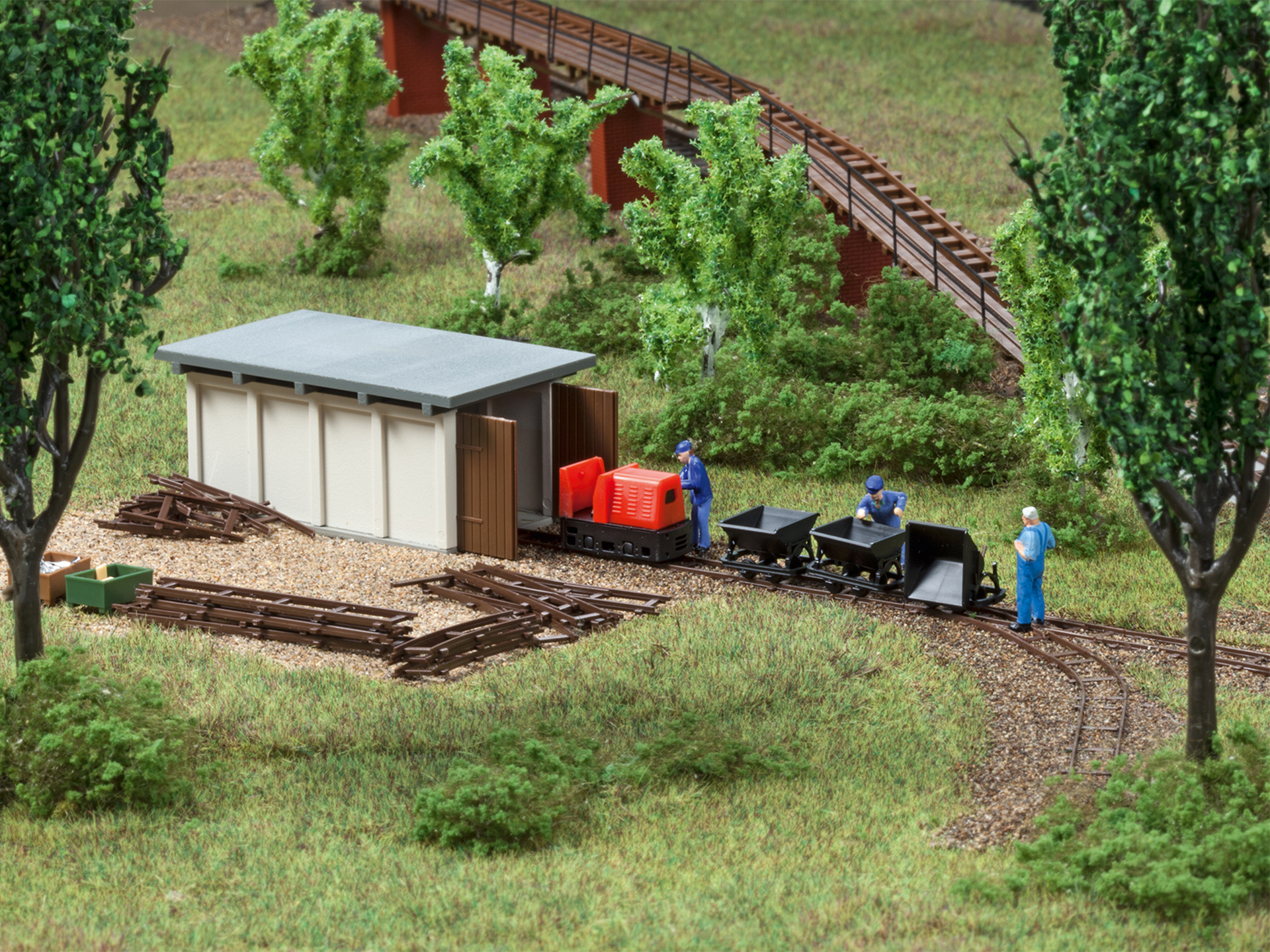43700 Feldbahnsetattrappe mit Lokschuppen