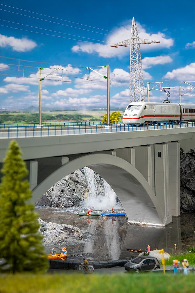 120505 Moderne Bogenbrucke