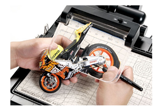 Tamiya 74064 Arbeitsstation mit Lupe