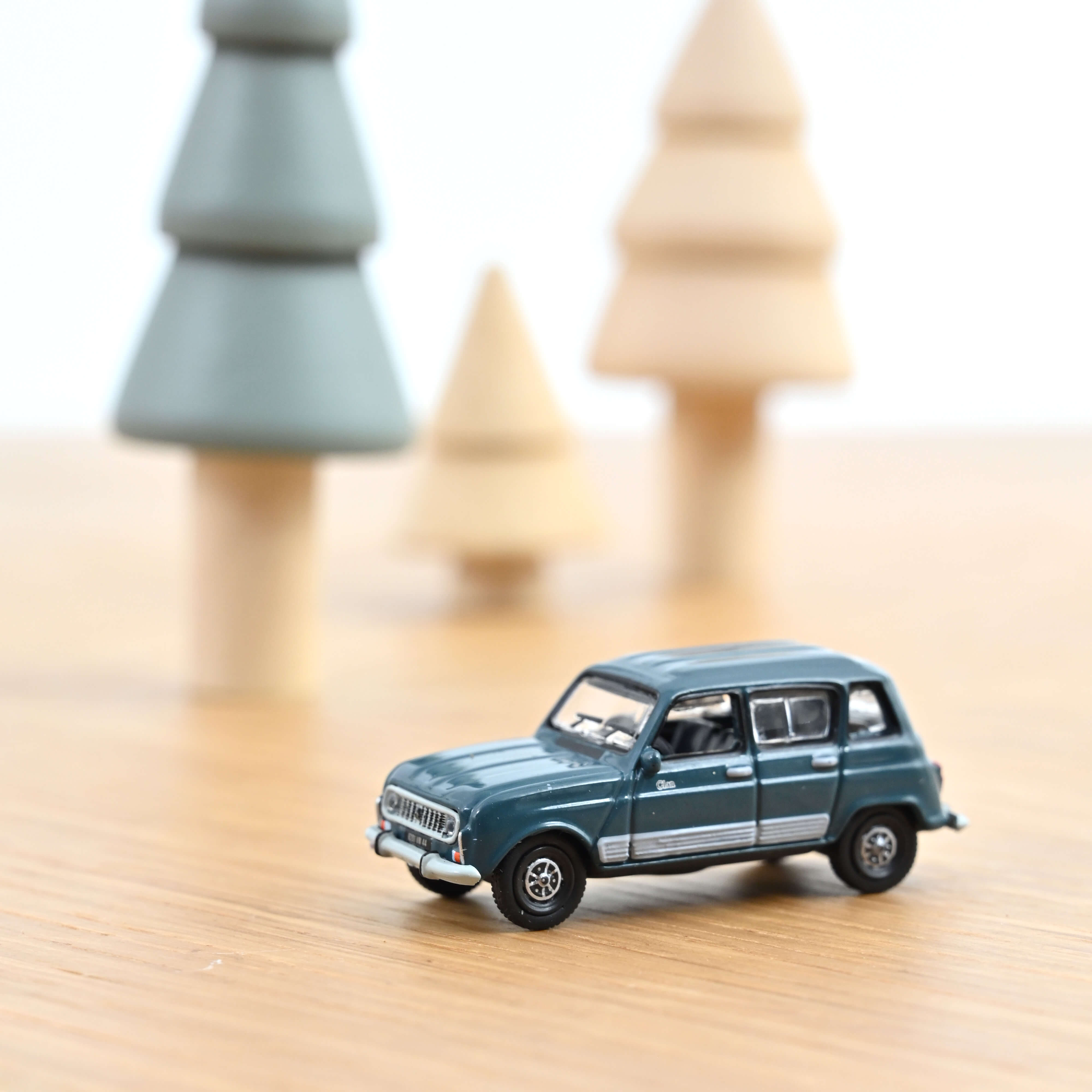 510089 Renault R4 Clan sepuoia green