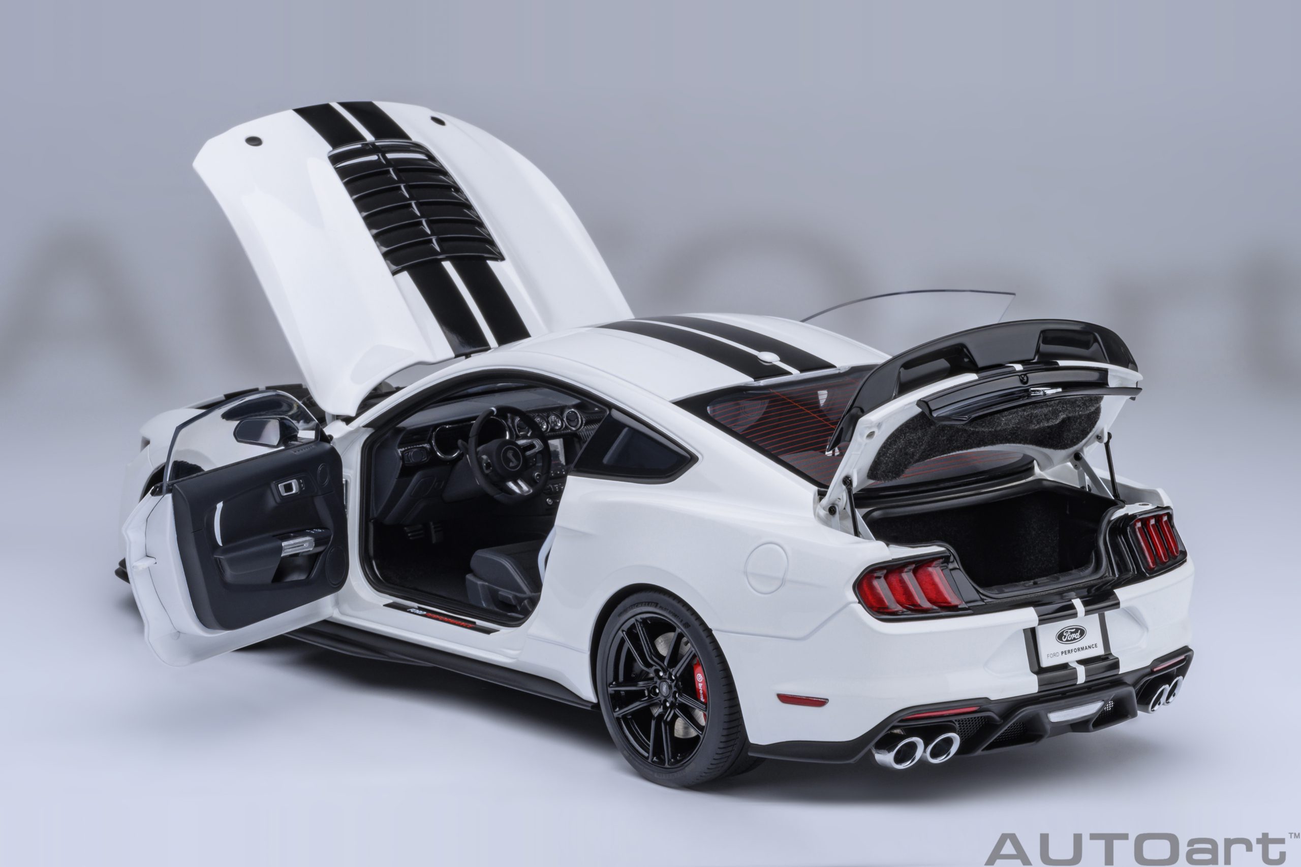 AUTOart 73095 Ford Mustang Shelby GT500 - white