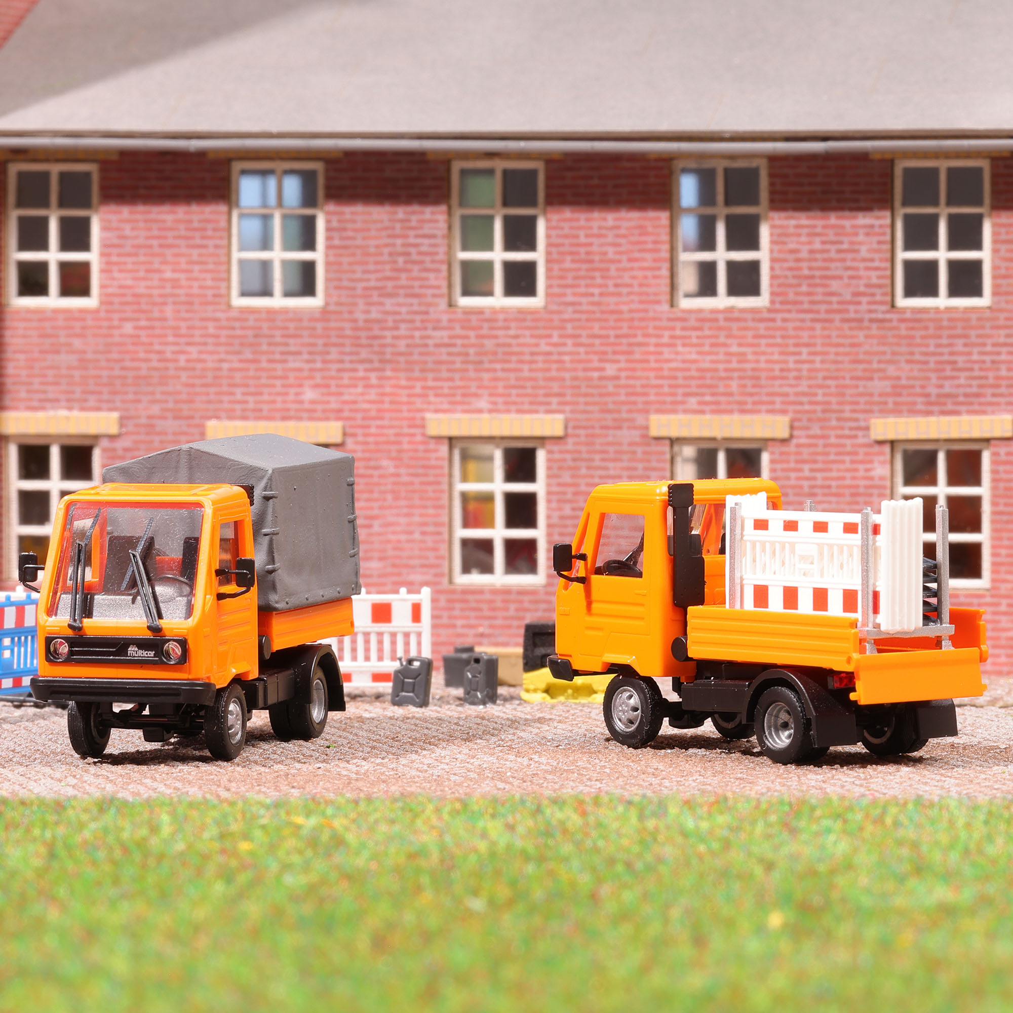 Busch Autos 42253 Multicar M26 Pritsche/Pl. orange/grau