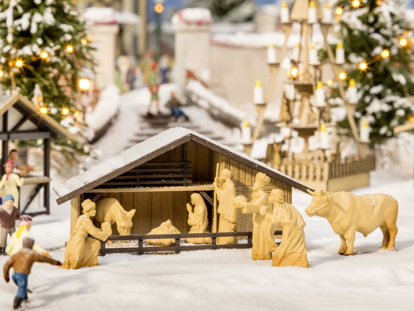 14394 Weihnachtsmarkt-Krippe mit Figuren