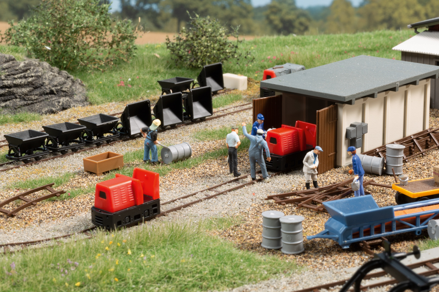 43700 Feldbahnsetattrappe mit Lokschuppen