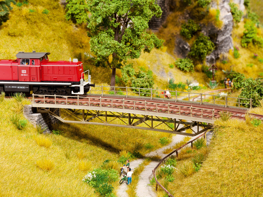 67025 Brückenfahrbahn gebogen
