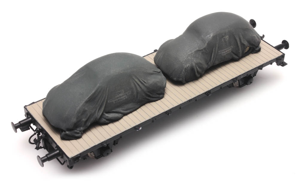 487.801.52 Ladung: Zwei VW Käfer unter Plane