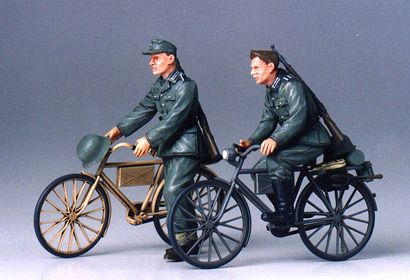 35240 Soldaten mit Fahrrad