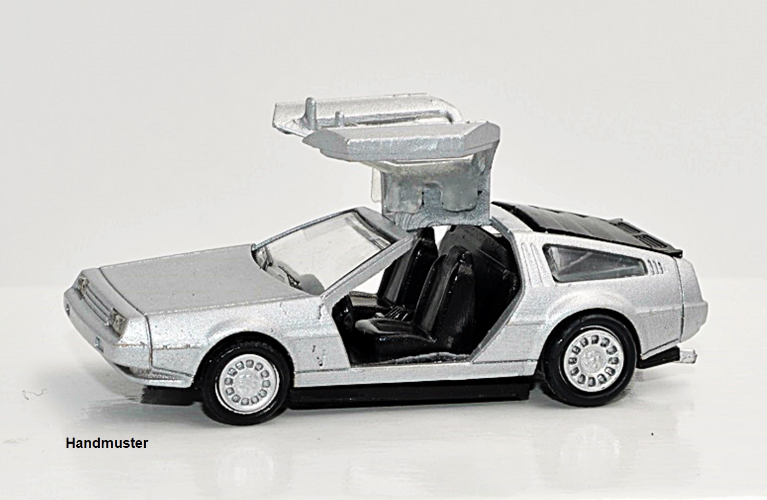 NA88215 DeLorean DMC 12 mit geöffneten Türen