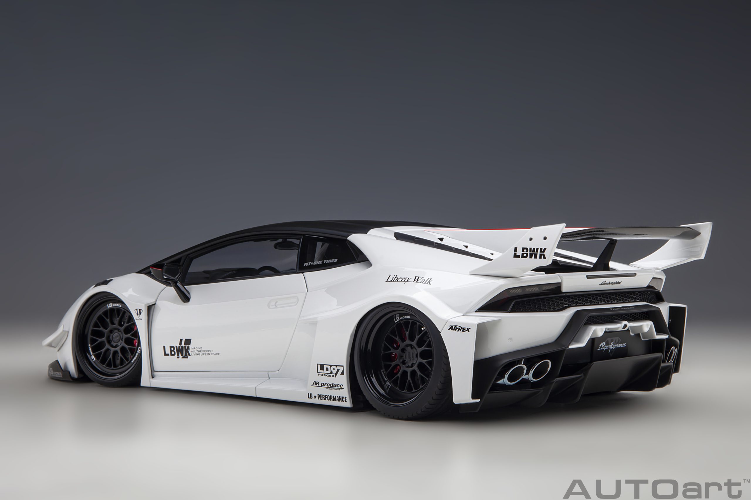 AUTOart 79125 Liberty Walk Huracan GT weiß