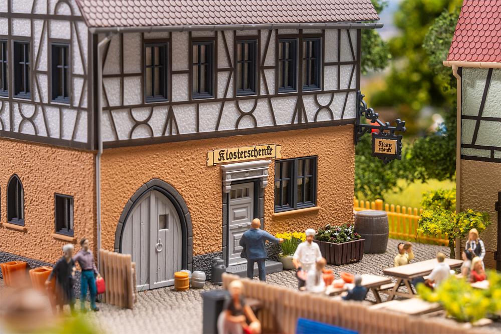 Faller 130147 Fachwerkhaus mit Wirtschaftsg