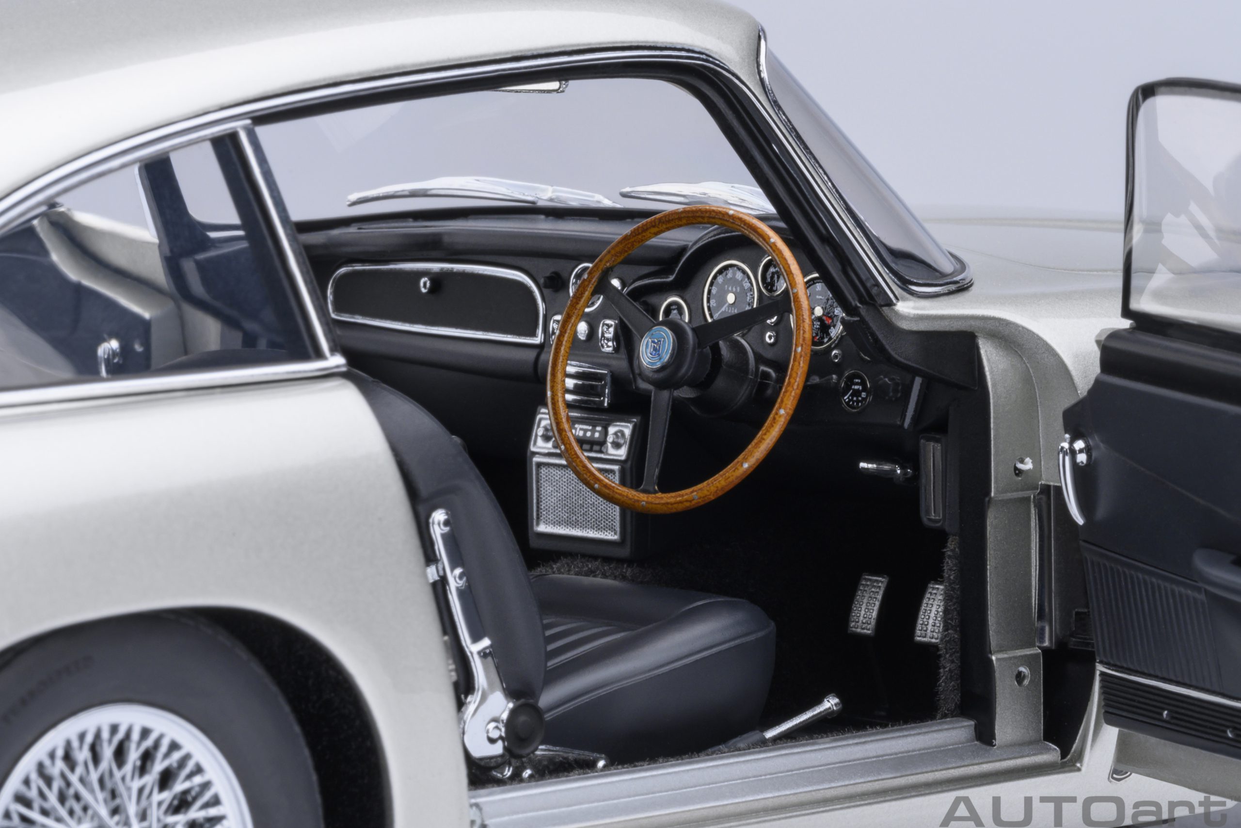 AUTOart 70287 Aston Martin DB5 silber (1964)