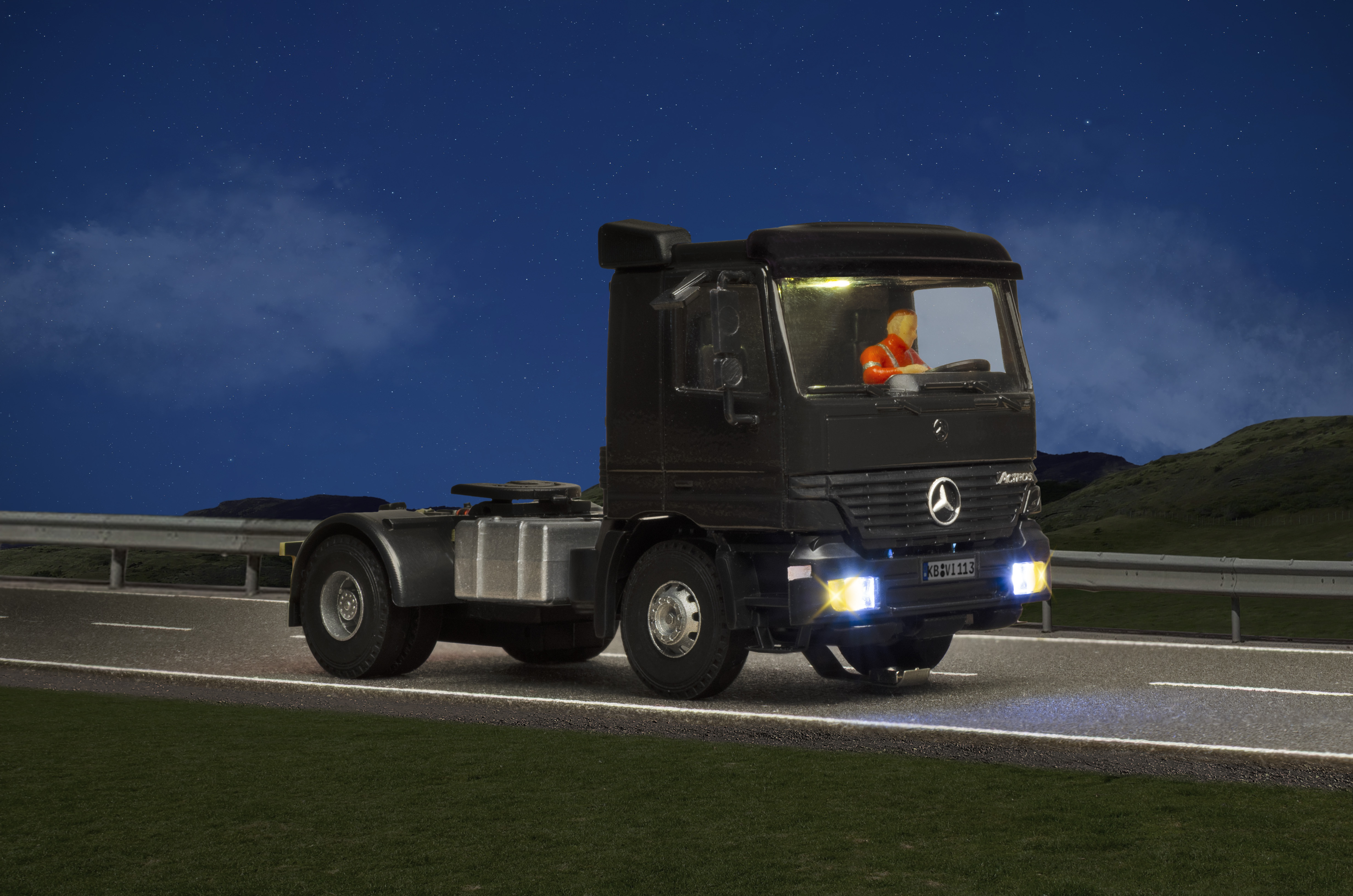 Viessmann 8113 H0 MB ACTROS 2-achs Sattelschlepper