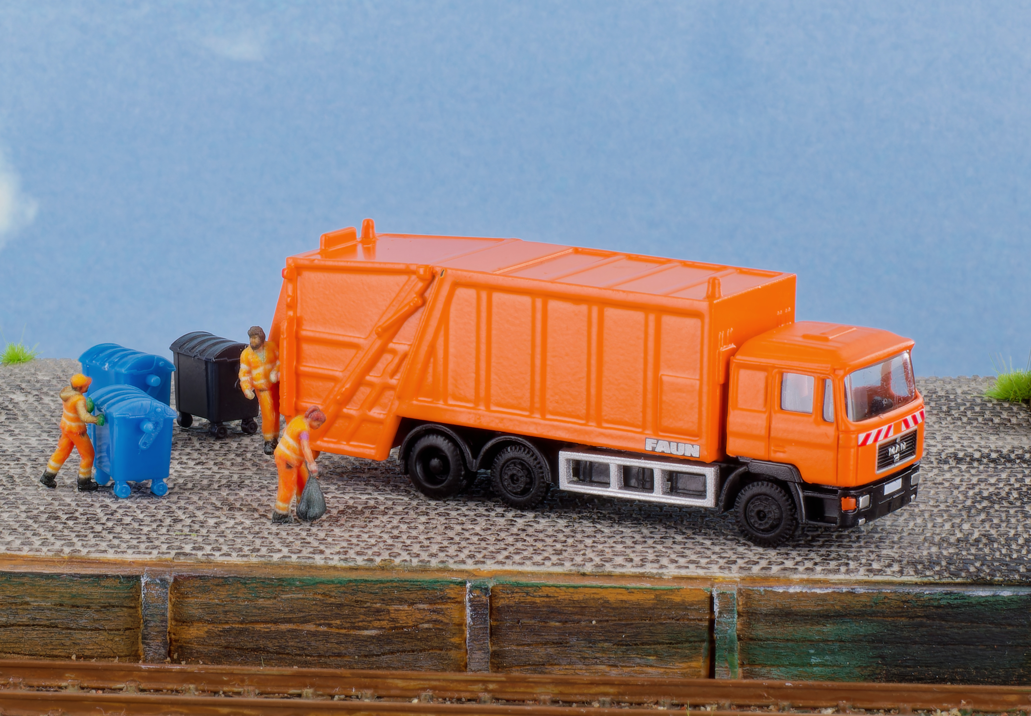 97001 MiNiScene Müllabfuhr mit Figuren neutral