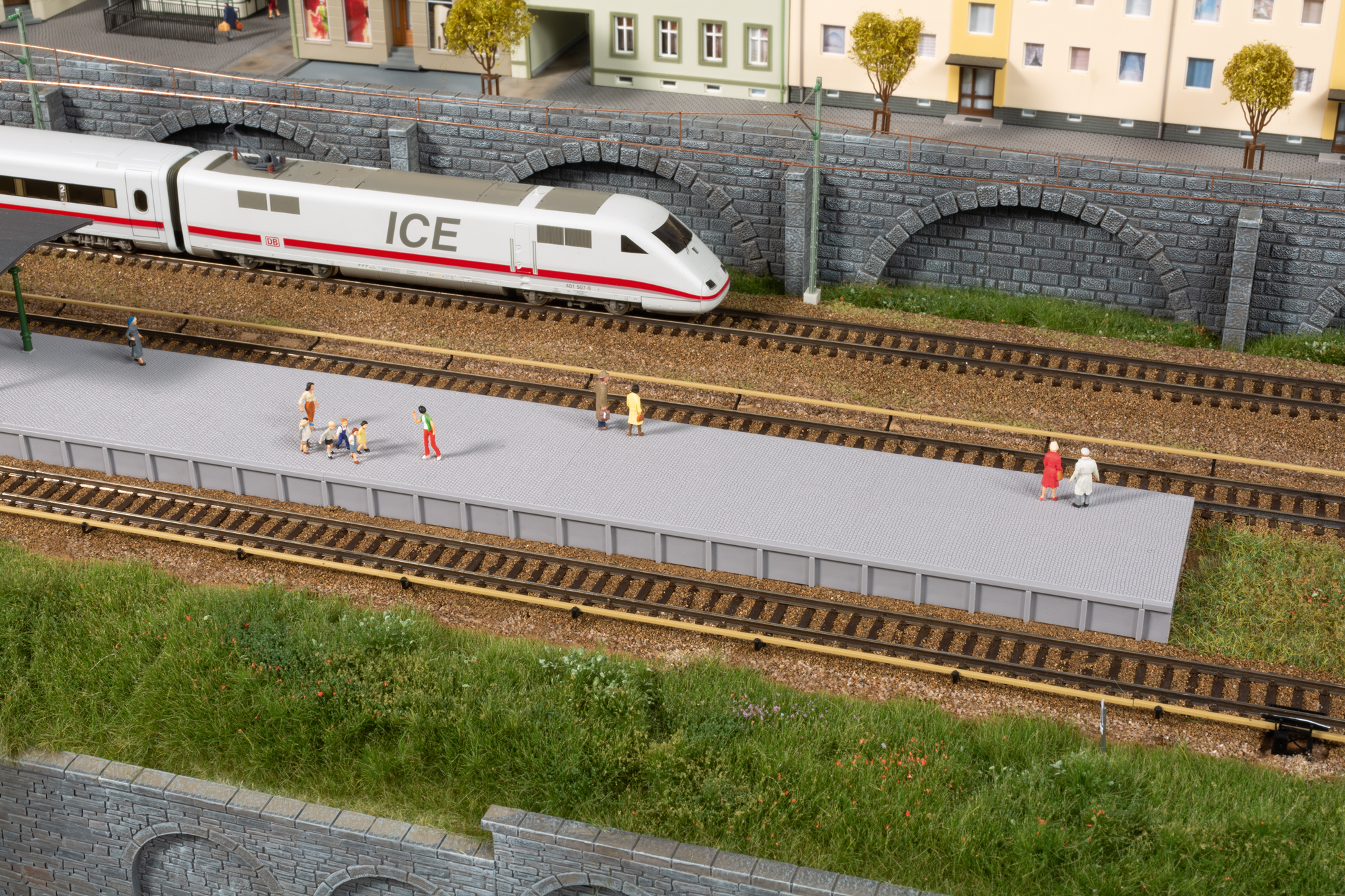 43688 Bahnsteig ohne Überdachung