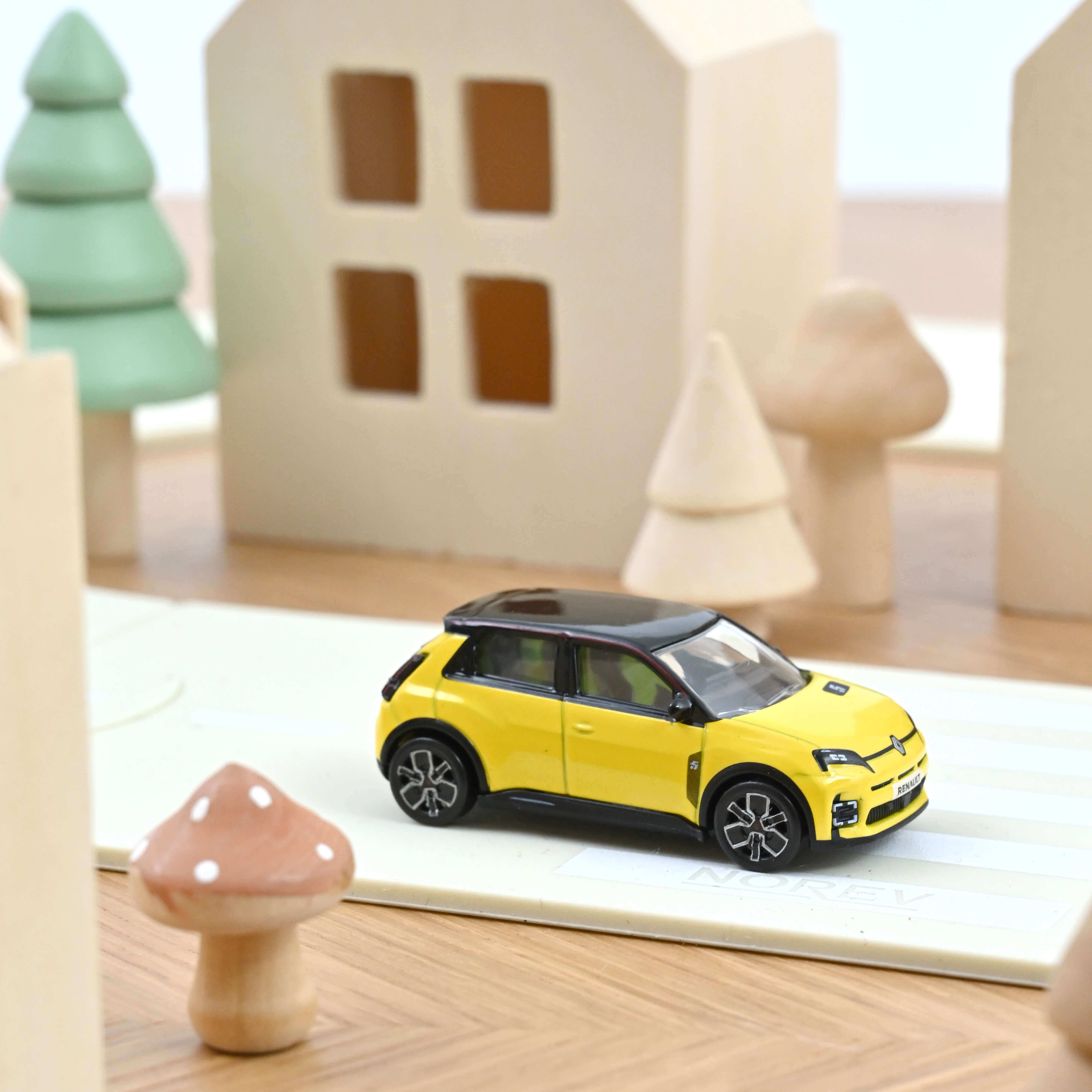 310973 Renault 5 E-Tech Electric Yellow Pop&bla